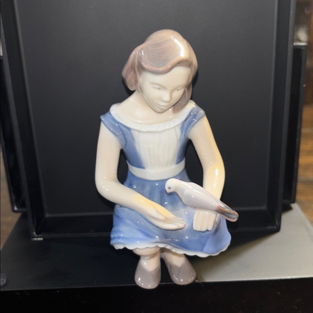 Bing & Grøndahl porcelain figure. Girl with Dove.